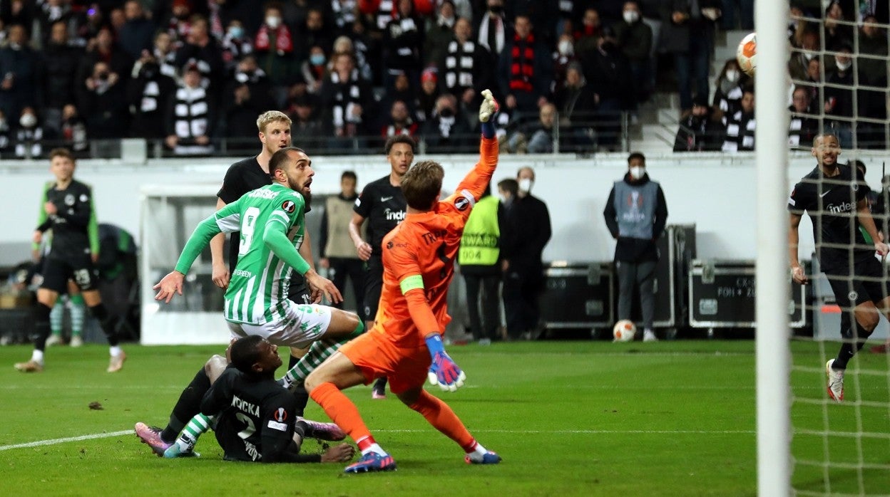 Instante en el que Borja Iglesias marca el 0-1 que llevó la eliminatoria ante el Eintracht a la prórroga
