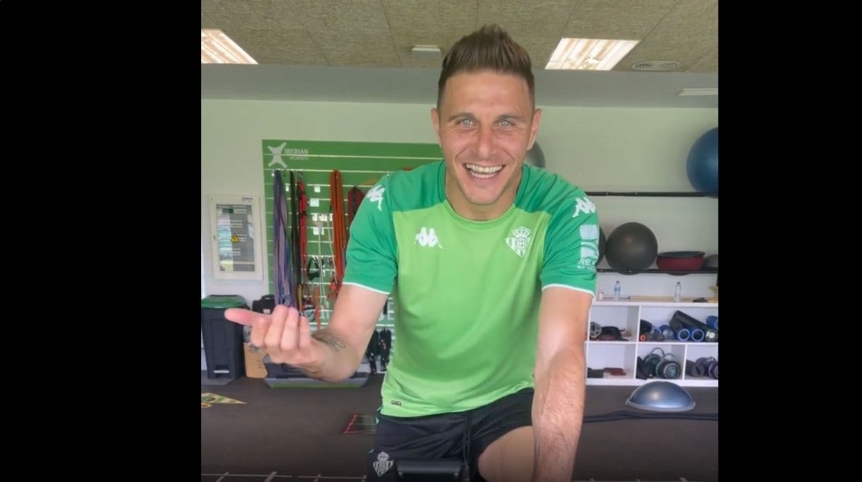 Joaquín realiza bicicleta en el gimnasio de la ciudad deportiva