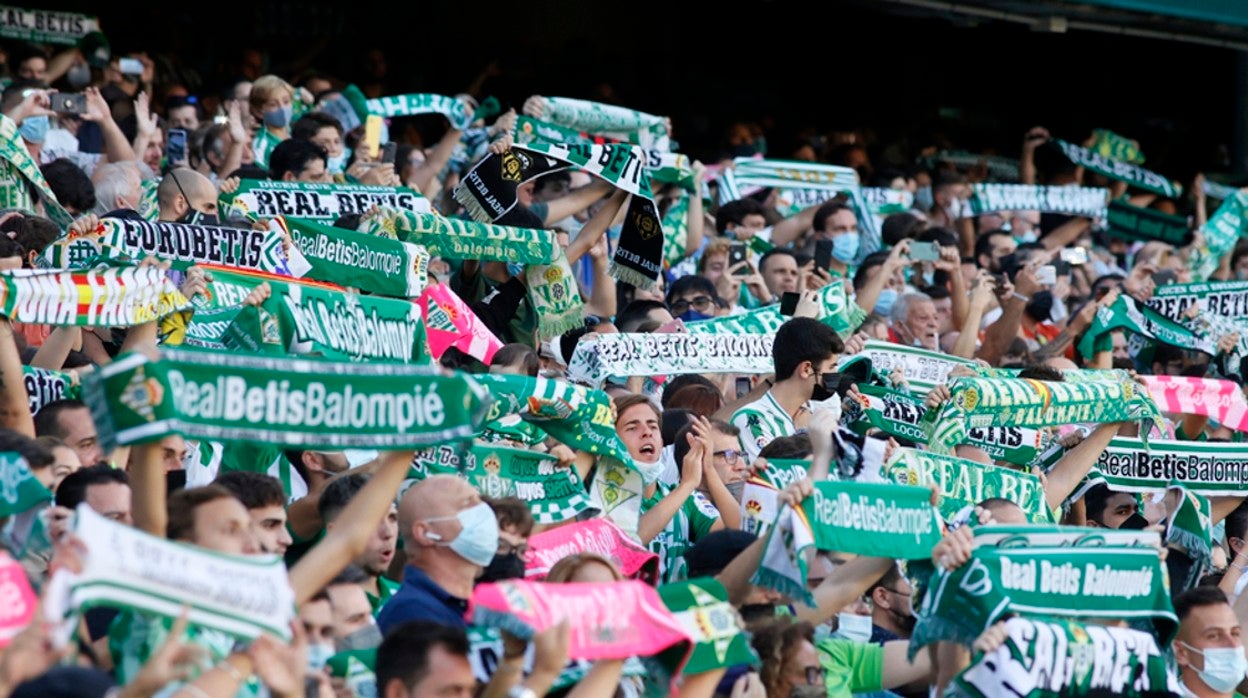 Aficionados del Real Betis durante un partido en el Benito Villamarín