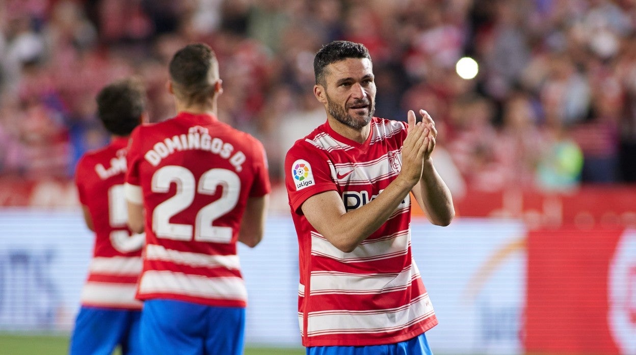 Jorge Molina aplaude al término del Granada - Athletic agradeciendo el apoyo de la afición