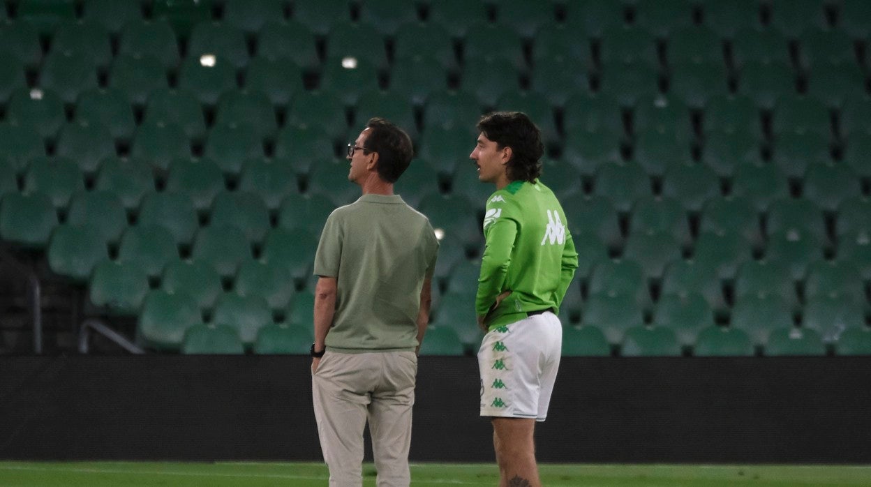 Pepe y Héctor Bellerín, sobre el césped del estadio Benito Villamarín tras el Betis - Granada