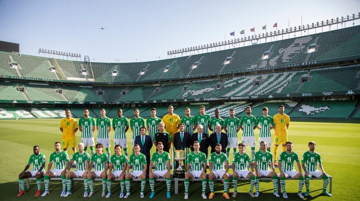 Detalle de la foto oficial del Betis de la temporada 21-22, con la Copa del Rey