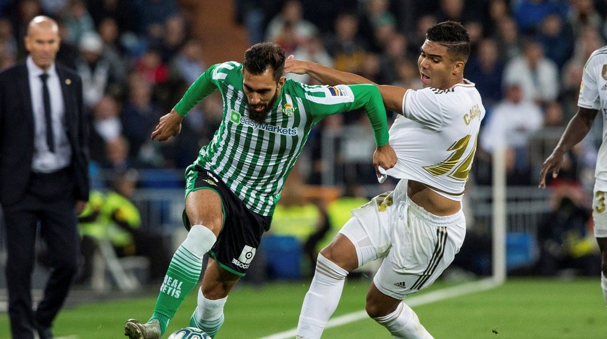 Borja Iglesias pugna con Casemiro en el Real Madrid - Real Betis de la temporada 19-20