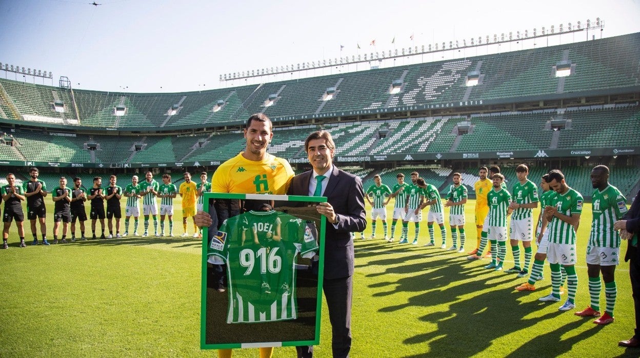 Joel Robles recibió de manos de Ángel Haro una camiseta con el número 916, su número de debutante oficial con el Betis