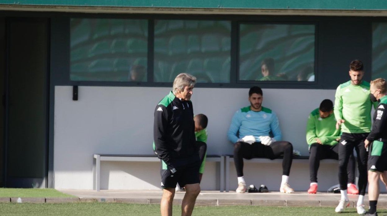 Manuel pellegrini durante un entrenamiento del Real Betis