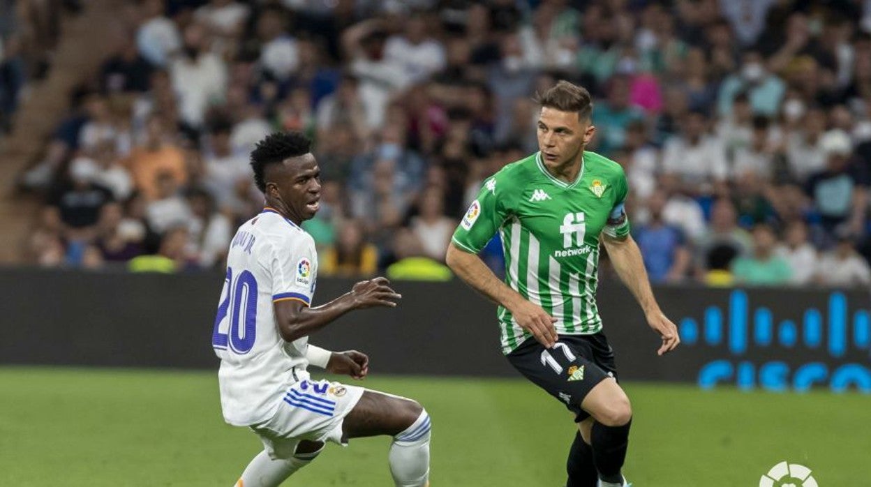 Joaquín se marcha de la presión de Vinicius durante el Real Madrid - Real Betis