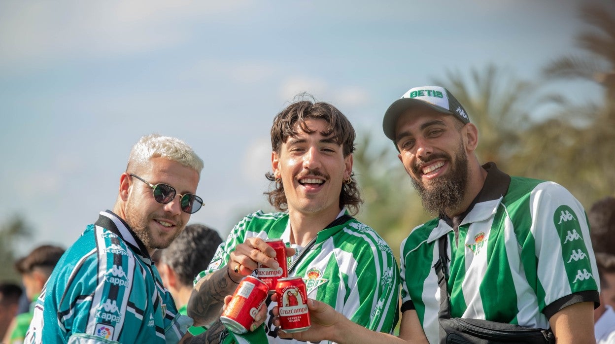 Borja Iglesias, junto a Aitor Ruibal y Hécbor Bellerín en las celebraciones tras la consecución de la Copa del Rey