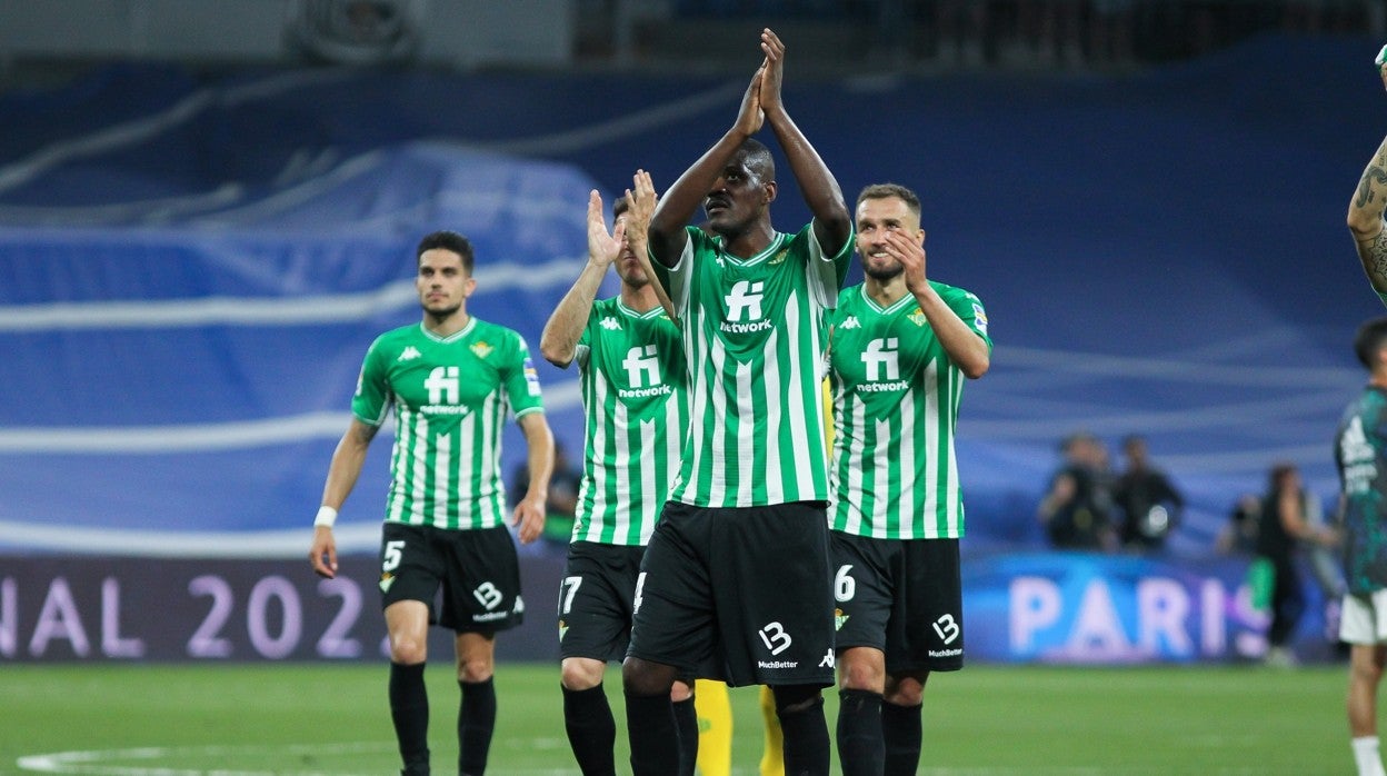 William Carvalho y los jugadores del Betis aplauden a la afición verdiblanca tras el Real Madrid - Real Betis