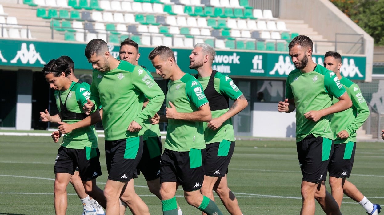 varios jugadores del Real Betis, durante un entrenamiento
