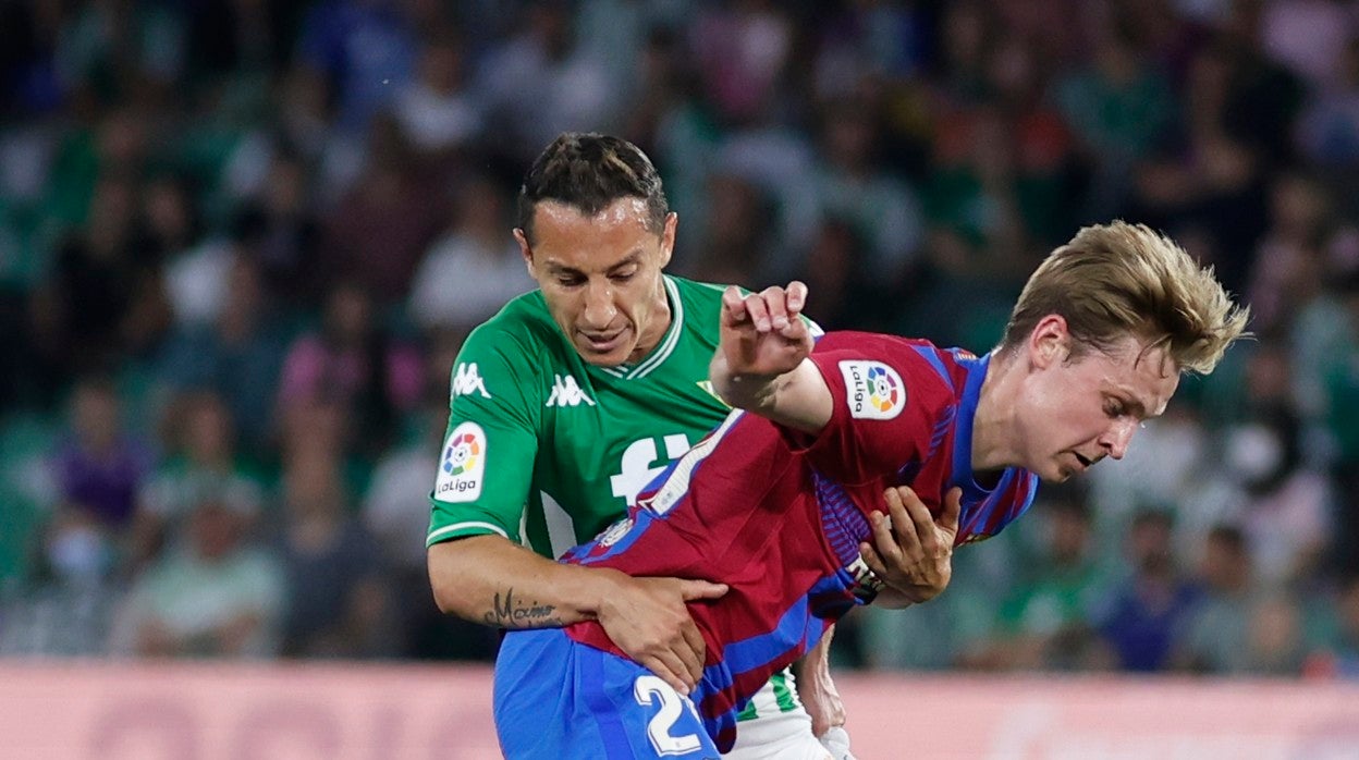 Andrés Guardado pugna con Frenkie de Jong en el Betis - Barcelona jugado en el Villamarín