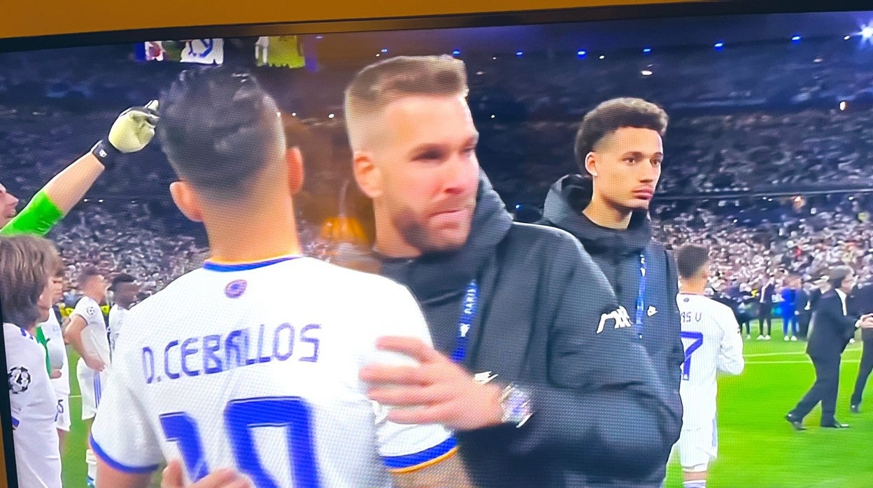 El abrazo bético de Ceballos y Adrián en la final de la Champions