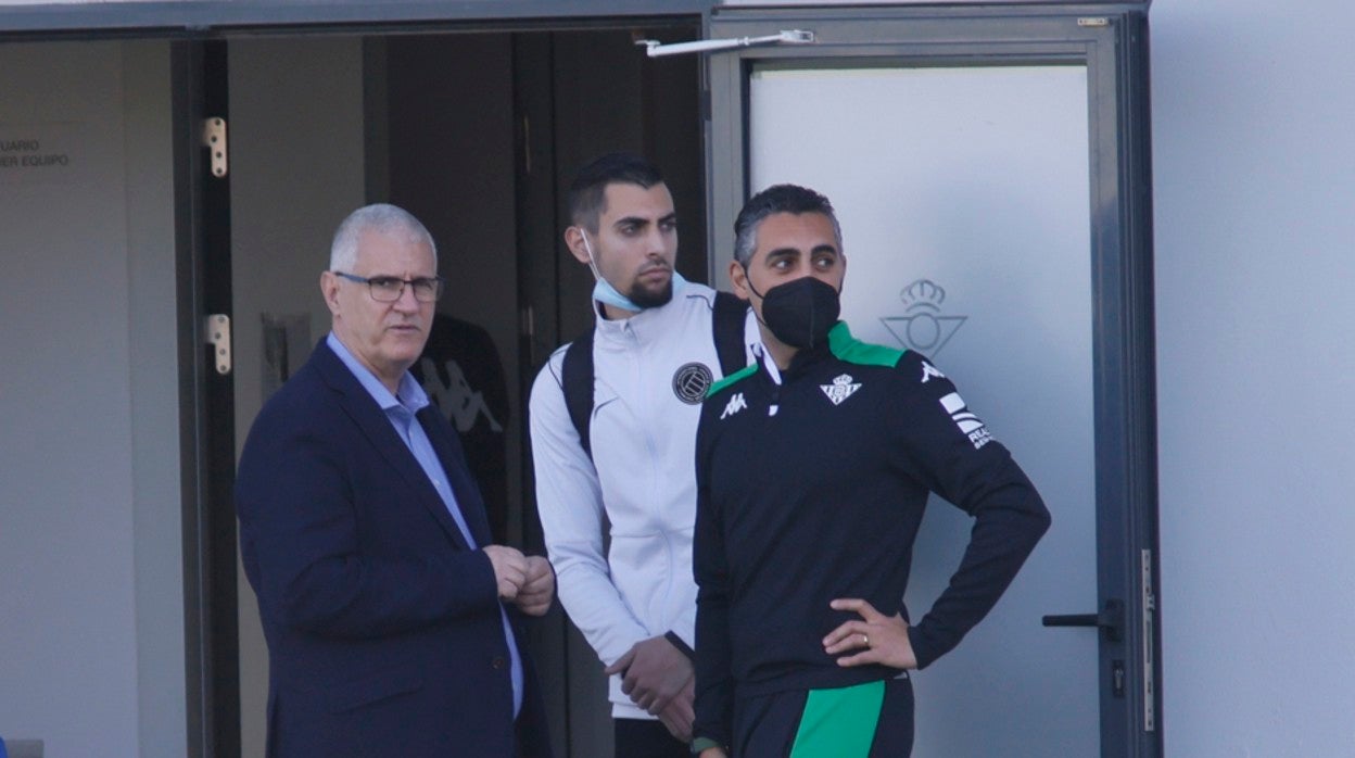 Antonio Cordón, junto al doctor Álvarez, en la ciudad deportiva del Betis