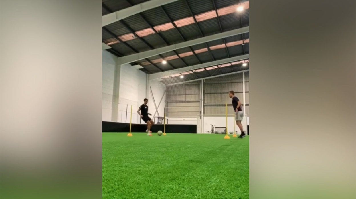 Canales, a la derecha de las imágenes, se entrena junto a Edu Bedia y José Picón