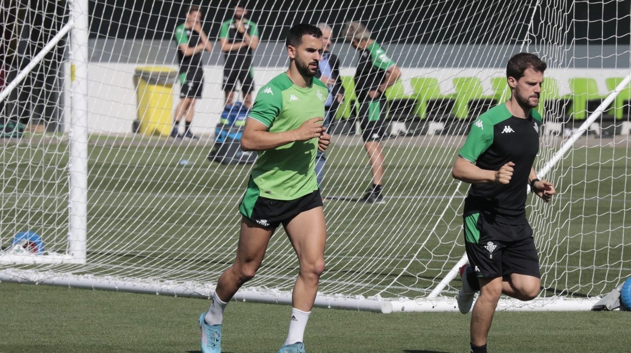 Martín Montoya hace carrera continua junto a un recuperador del Betis