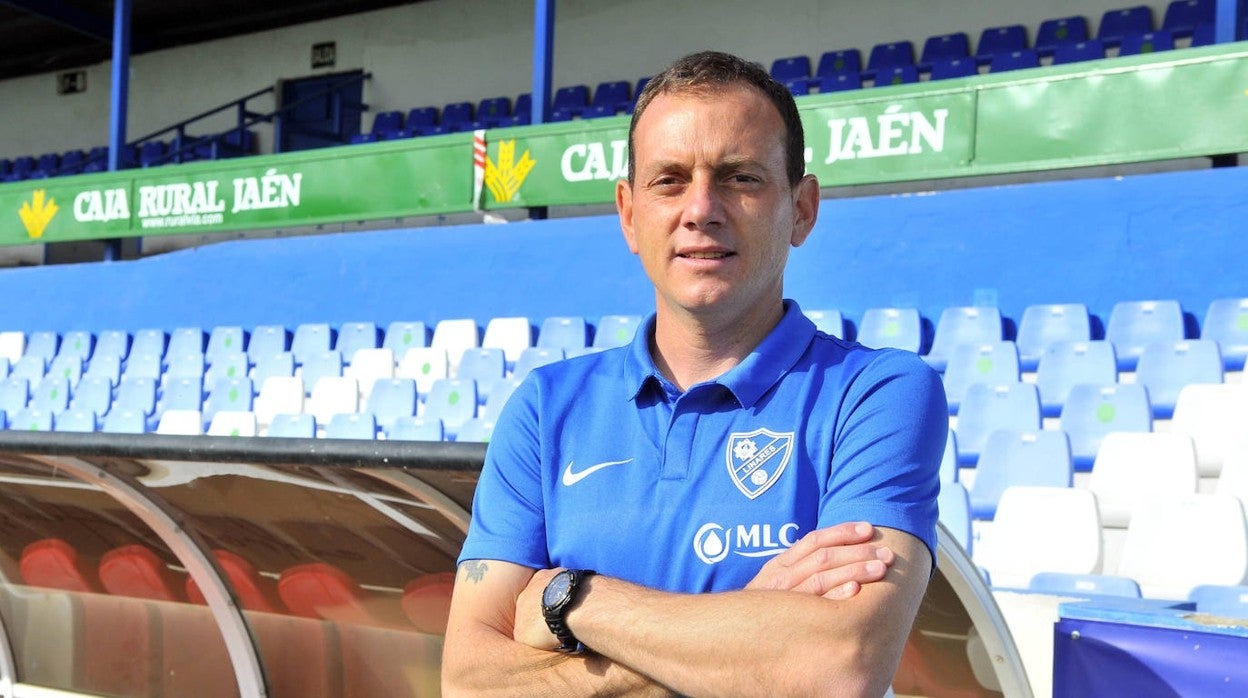 Brazos cruzados en el estadio de Linarejos