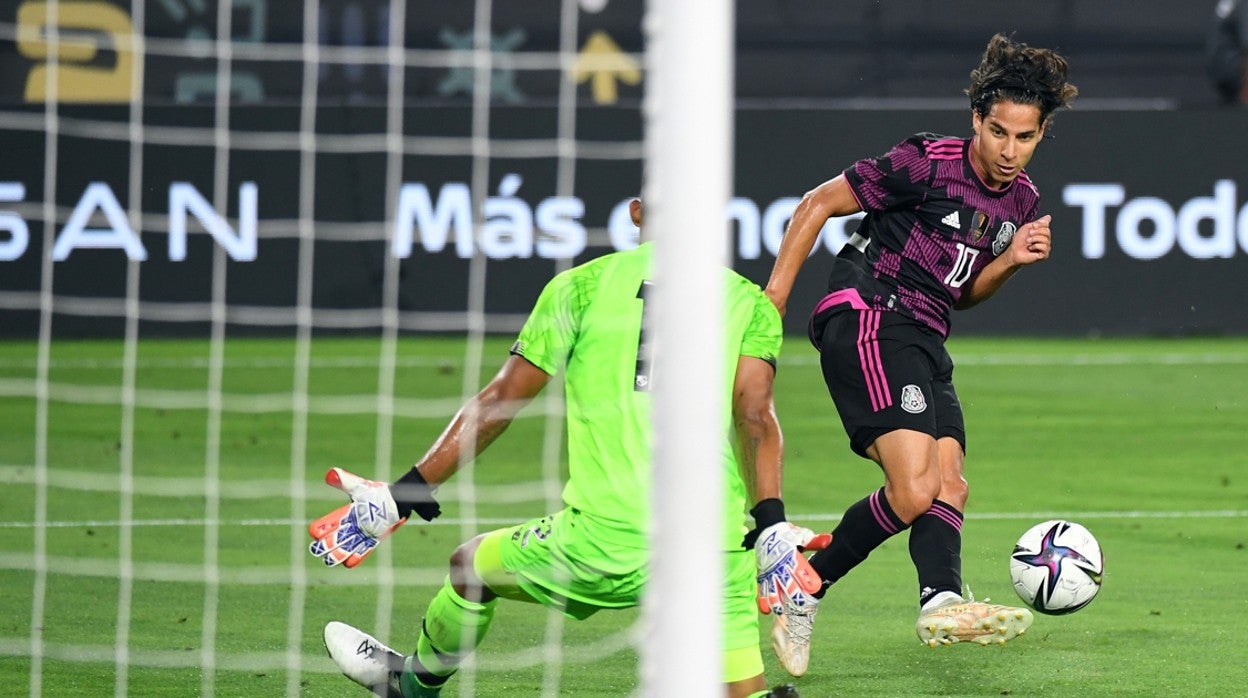 Diego Lainez, en un partido de la selección de México