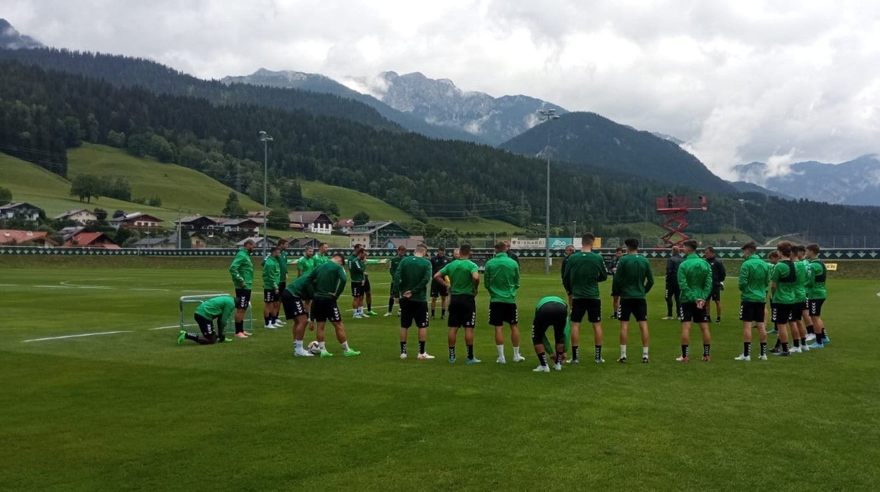Los jugadores del Real Betis atienden las indicaciones antes del entrenamiento de este viernes