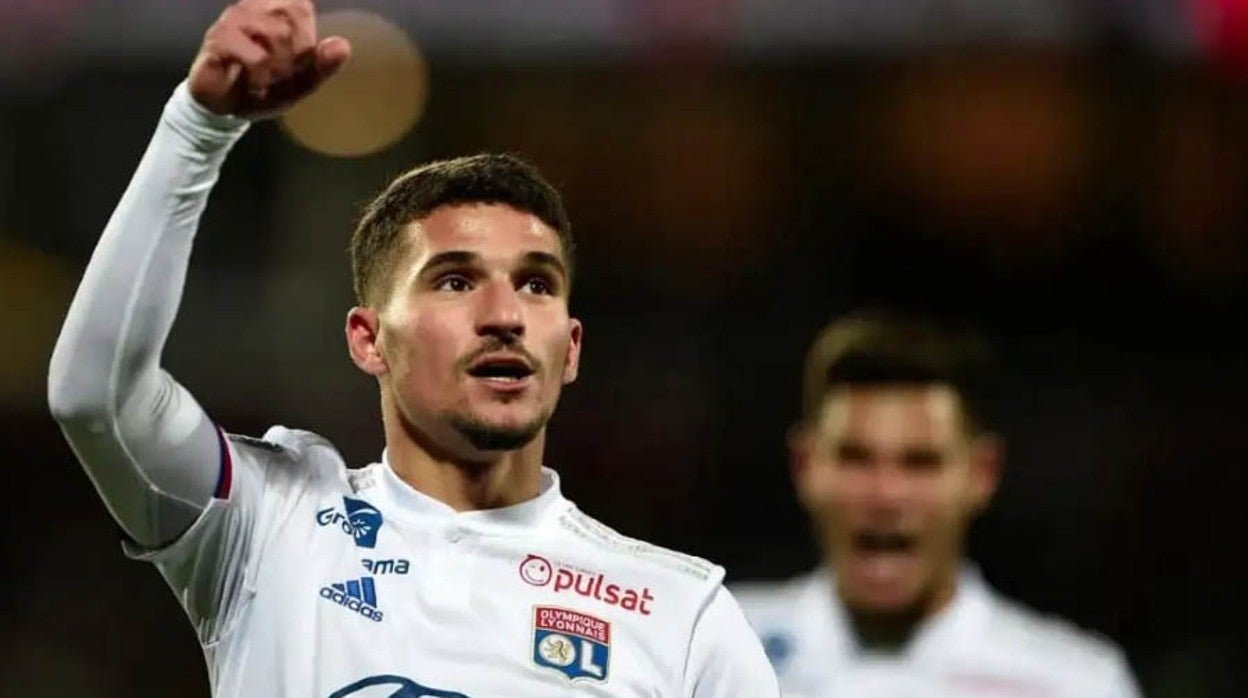 Houssem Aouar celebra un gol con el Olympique Lyonnais