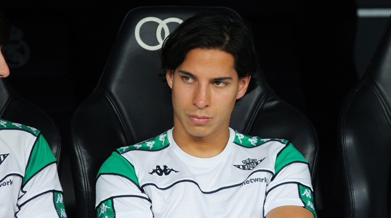 Diego Lainez, en el banquillo en la temporada 2021-22