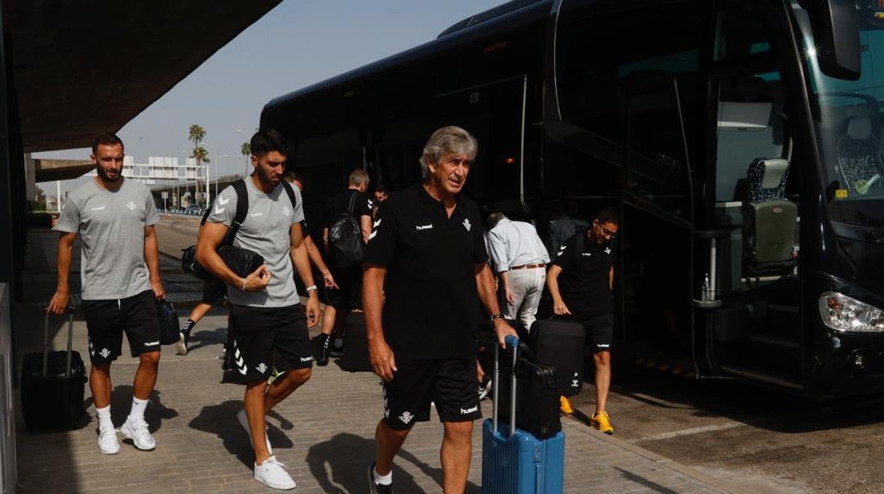 Pezzella, Rui Silva y Manuel Pellegrini, en el aeropuerto de San Pablo antes de iniciar el viaje de hoy