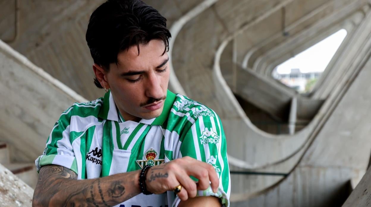 Héctor Bellerín se remanga una camiseta del Betis