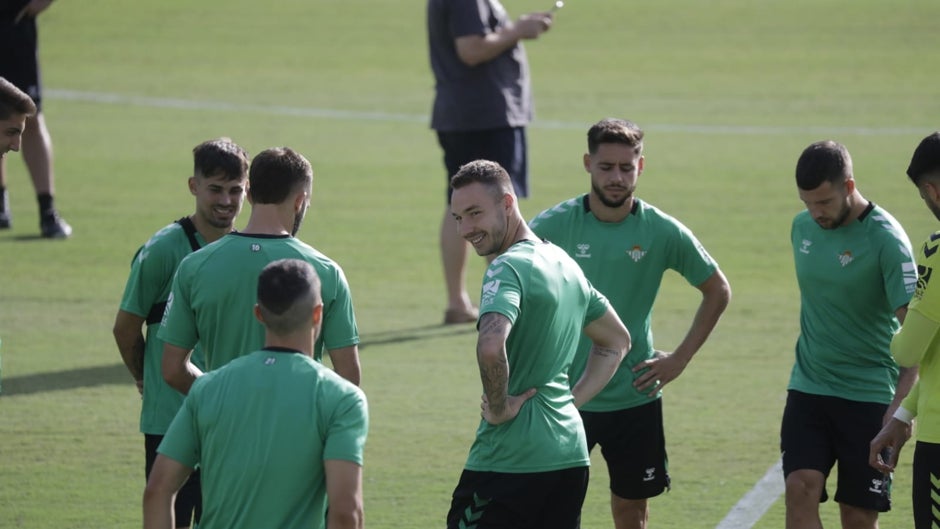 El Betis ultima la preparación ante el Elche con las bajas de Canales y Bartra