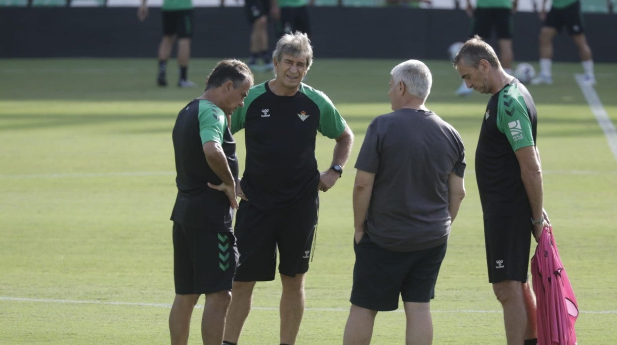 Manuel Pellegrini, junto a Alexis, Rubén Cousillas y Antonio Cordón en el entrenamiento previo al choque ante el Elche CF