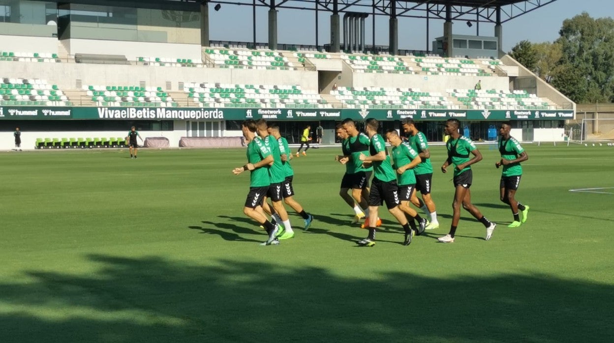 El Real Betis durante el entrenamiento tras disputar la primera jornada de liga