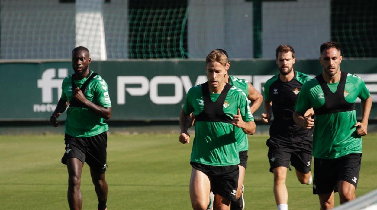 Canales, junto a Sabaly, Montoya y Víctor Ruiz haciendo carrera continua en el entrenamiento de esta mañana