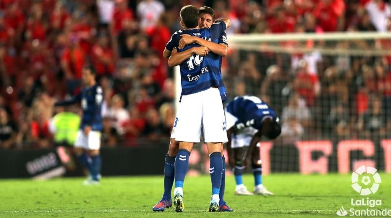 Pezzella, de espaldas, se abraza con Edgar celebrando el 1-2 final del Betis en Mallorca