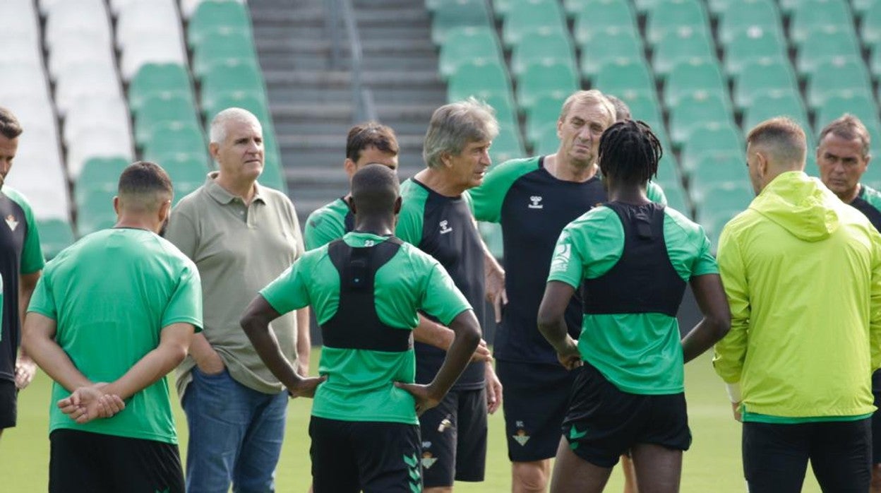 Pellegrini se dirige a todos, con la presencia de Antonio Cordón, en la charla previa al partido