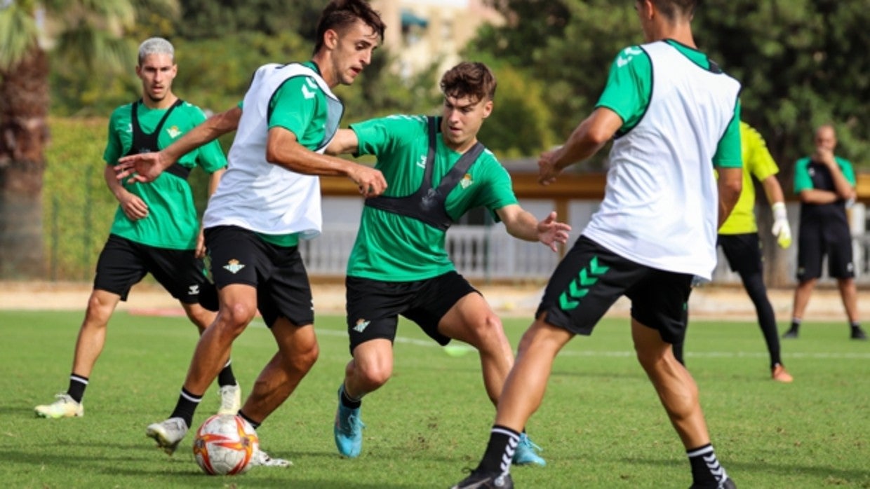 Álvaro Martínez presiona a Manu Morillo en un entrenamiento reciente