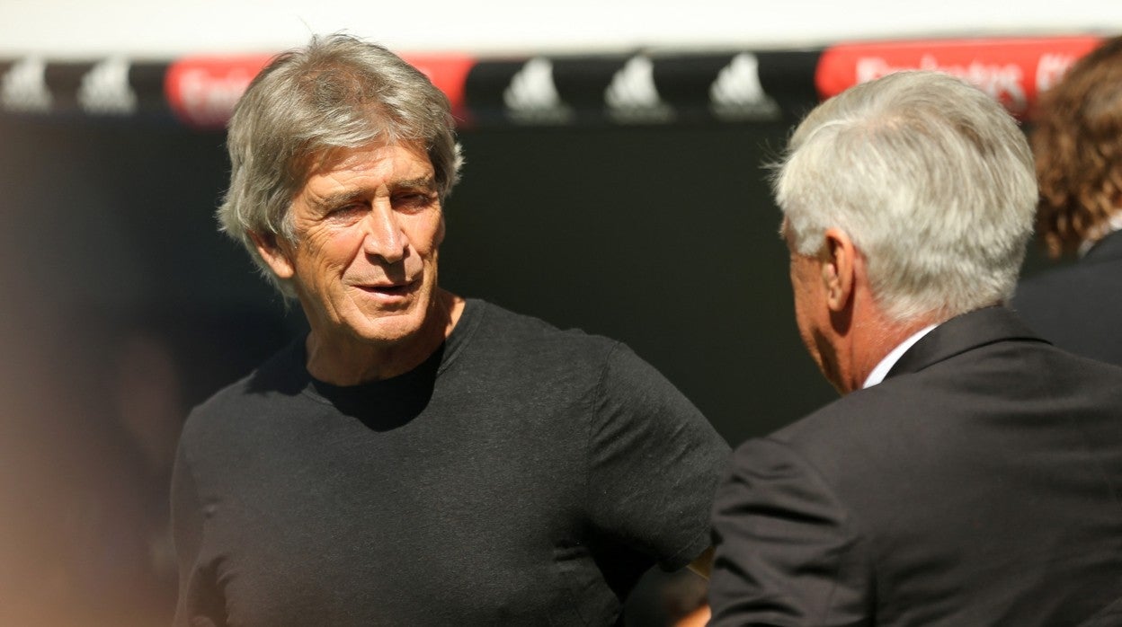 Manuel Pellegrini saluda a Carlo Ancelotti antes del inicio del Real Madrid - Real Betis