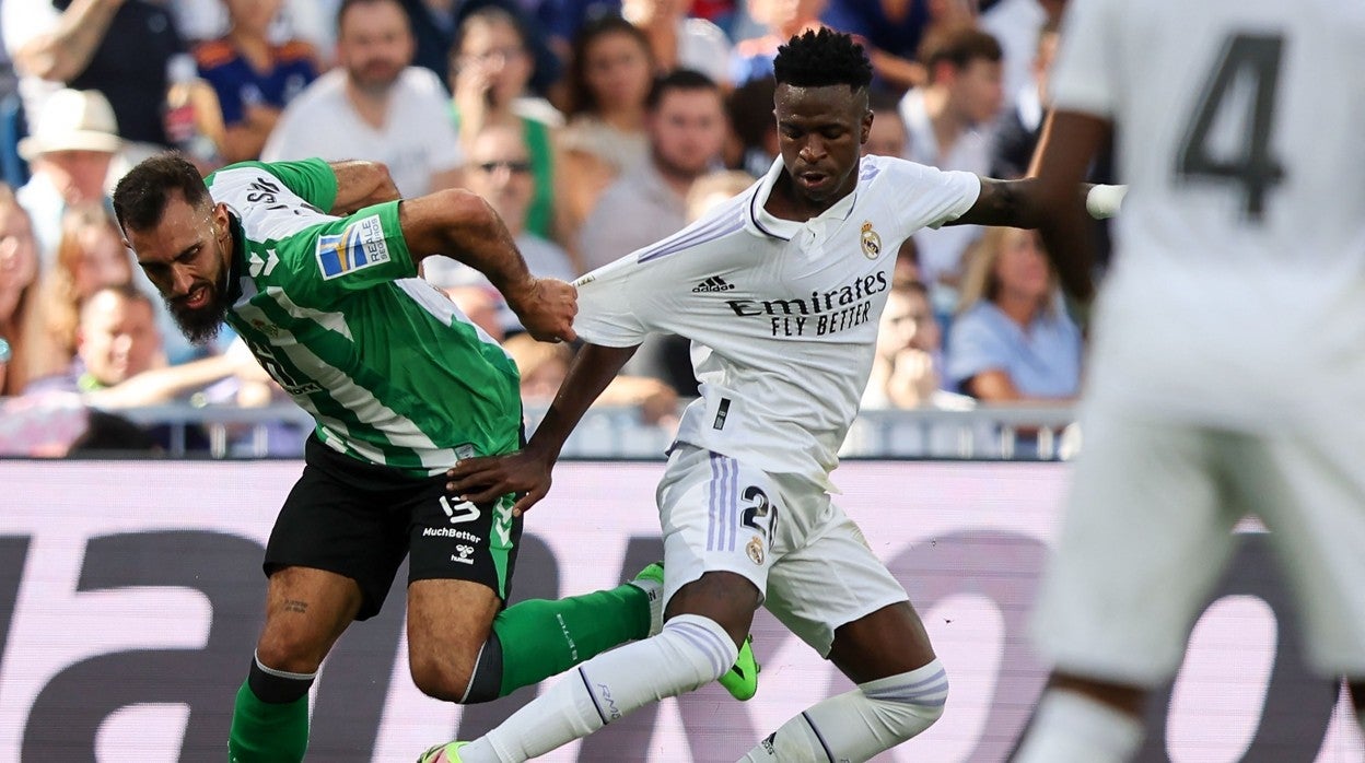 Borja Iglesias y Vinicius pugnan por el balón durante el Real Madrid - Real Betis