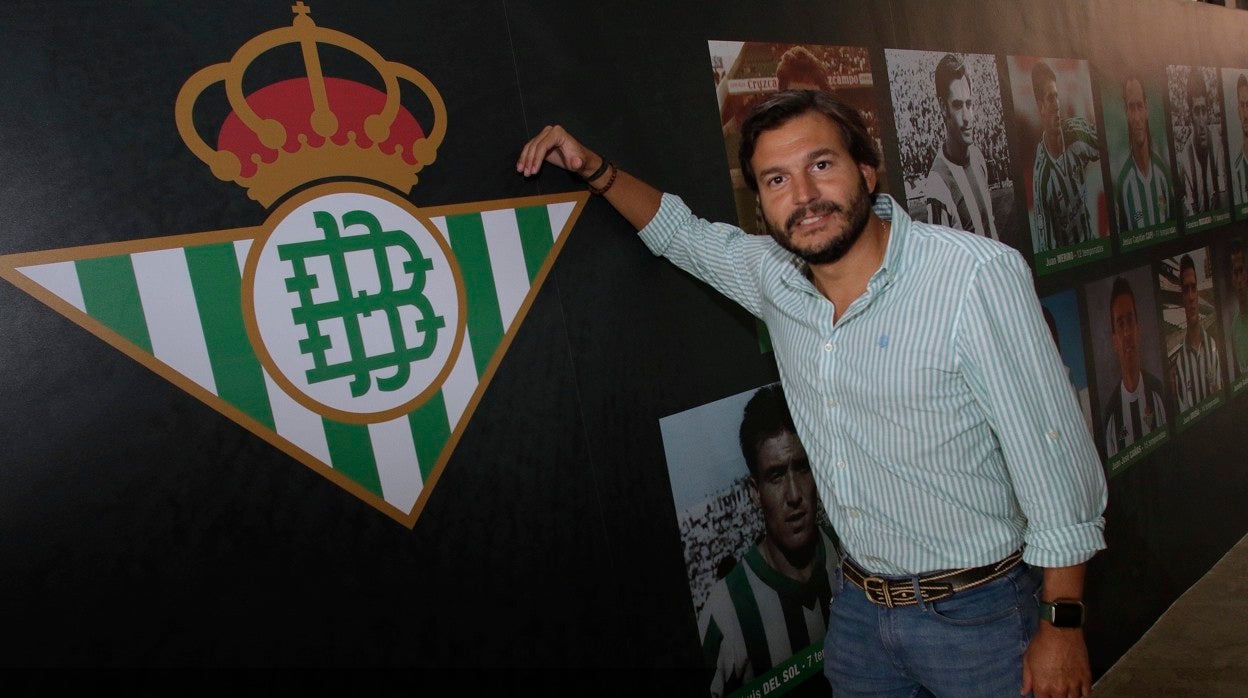 Miguel Roda posa en las instalaciones del Real Betis