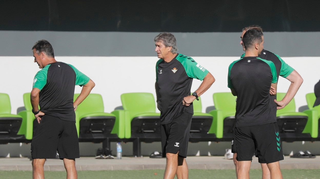 Alexis, Pellegrini, Fernando y Cousillas, en un entrenamiento del Betis en la ciudad deportiva Luis del Sol
