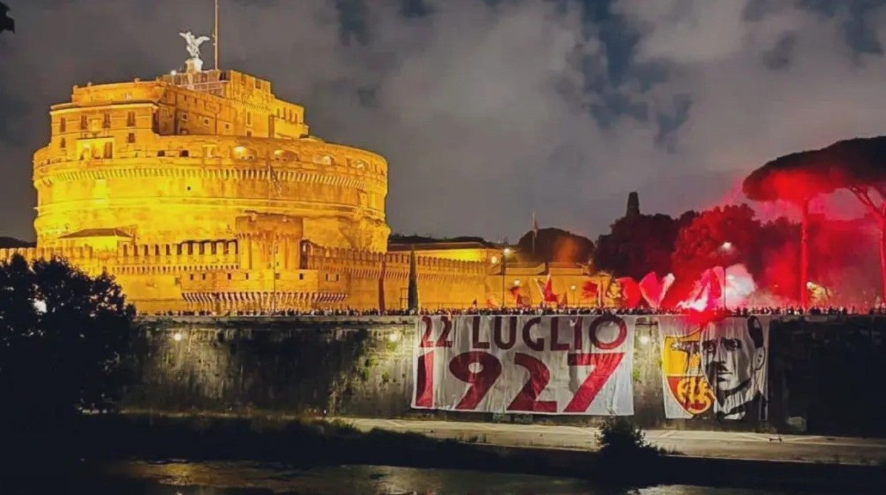 Festejos de la afición 'giallorossi' en el Puente Sant'Angelo, con pancartas con la fecha de fundación del club y su primer presidente, Italo Foschi