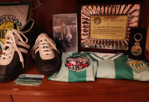 Recuerdo de la camiseta que el Betis lució en el amistoso ante la Roma del verano de 2021, sólo cuarenta y ocho días después del fallecimiento de Luis del Sol