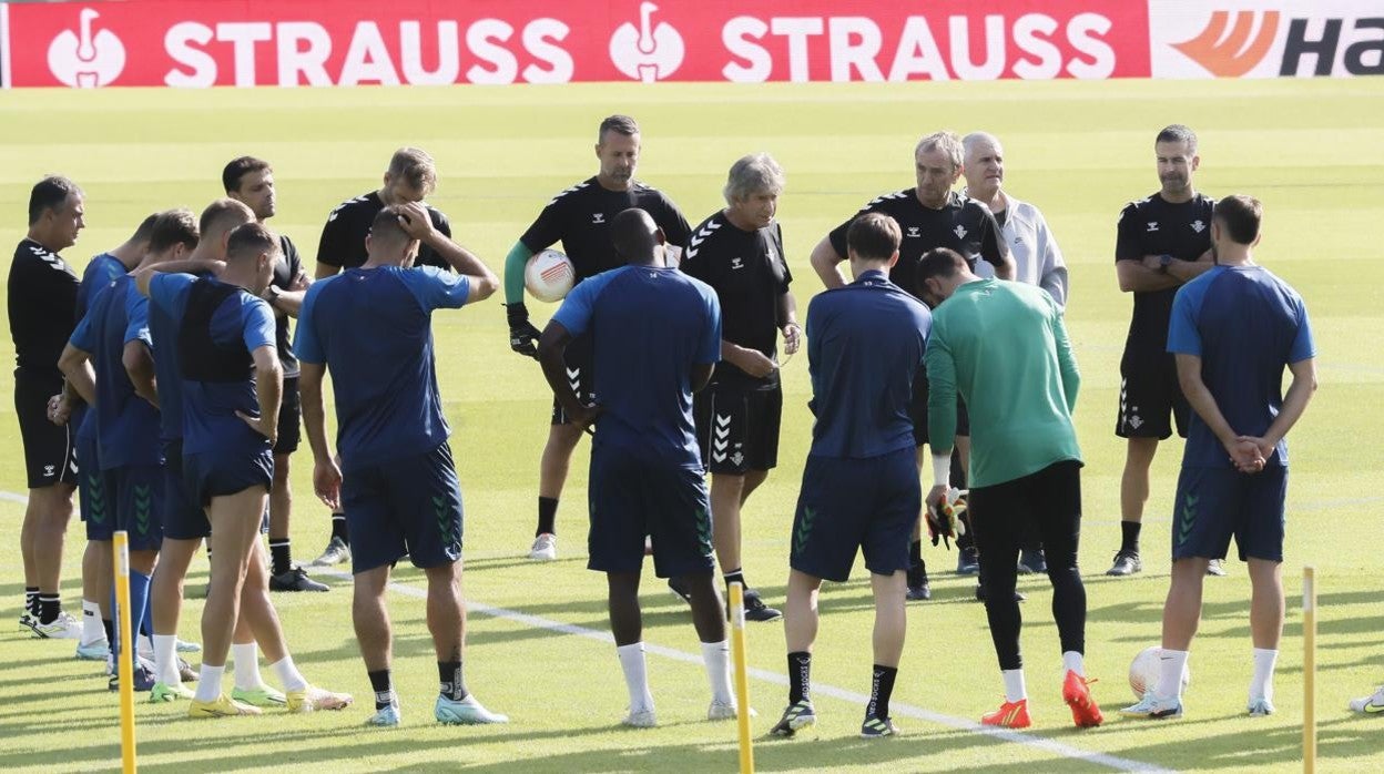 Los jugadores del Betis atienden la charla de Manuel Pellegrini antes del entrenamiento del Betis previo al duelo ante la Roma en el estadio Benito Villamarín