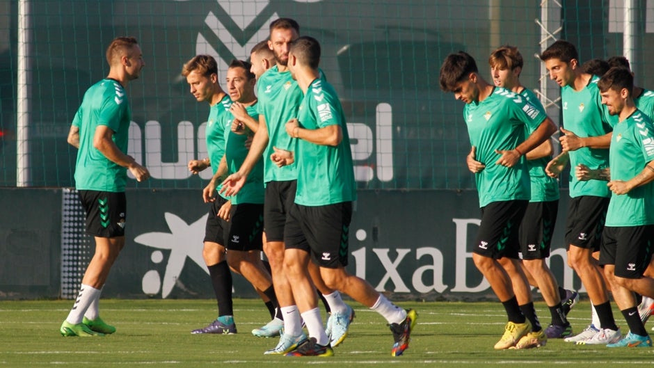 Juan Cruz, entre los 23 citados del Betis ante el Almería