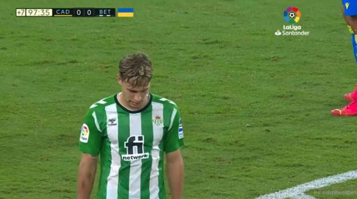 Canales sale del campo cabizbajo tras ser expulsado durante el Cádiz - Betis