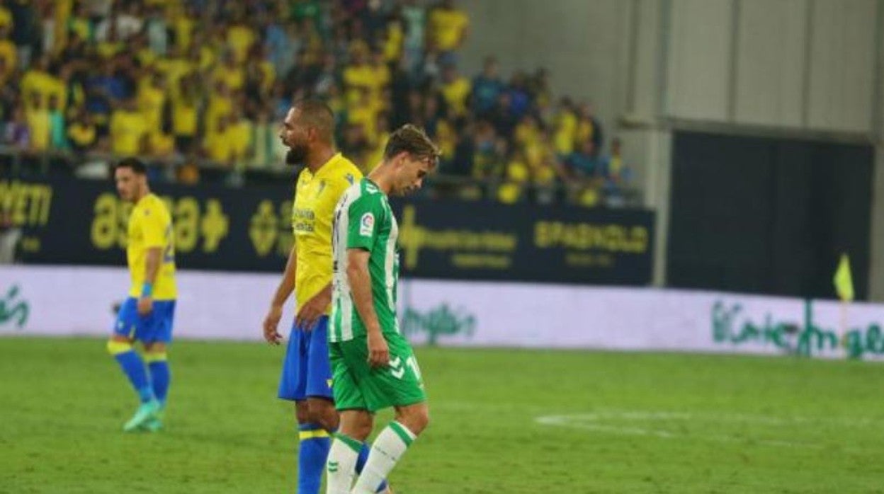 Sergio Canales sale del terreno de juego tras su expulsión en el Cádiz - Betis