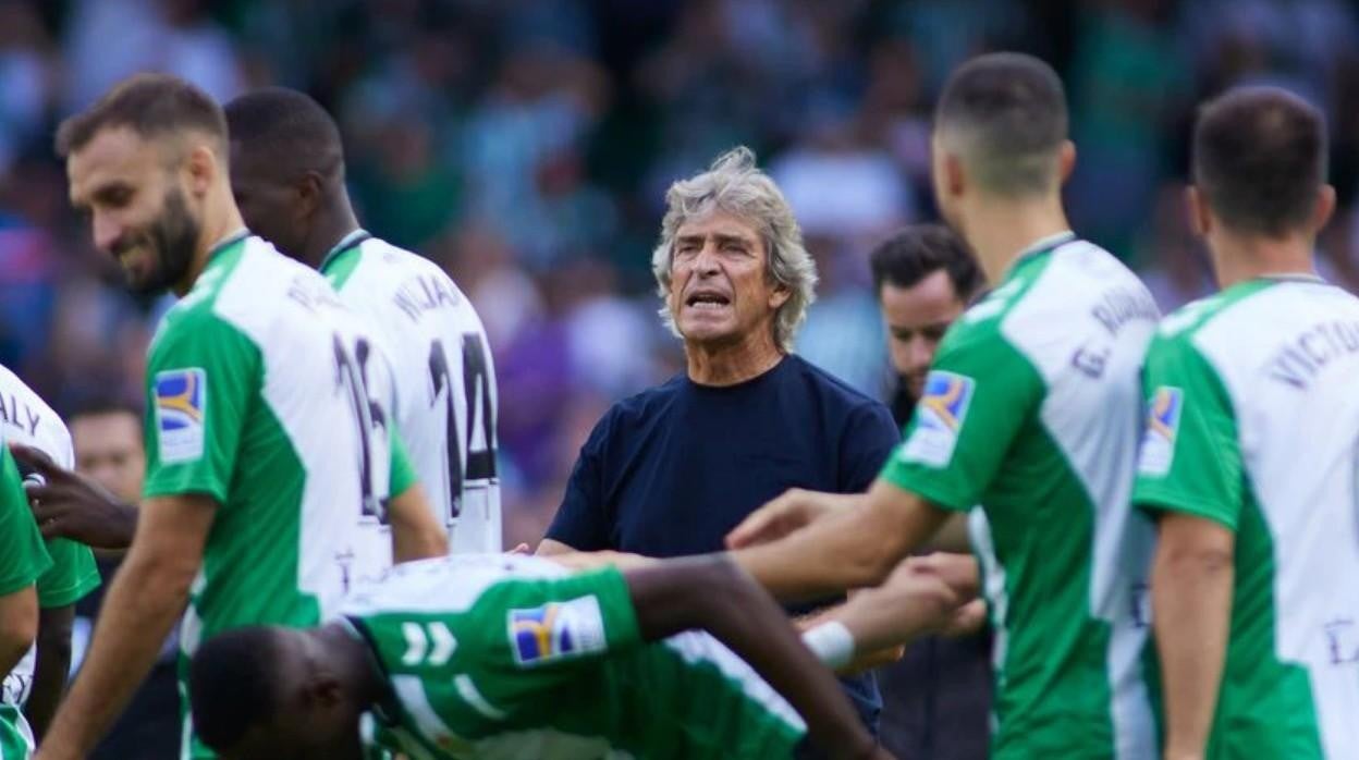 Manuel Pellegrini anima a sus jugadores tras anotar estos un gol en un partido de LaLiga