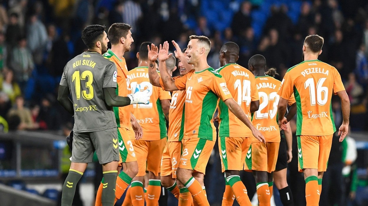 Los jugadores del Real Betis celebran la victoria ante la Real Sociedad