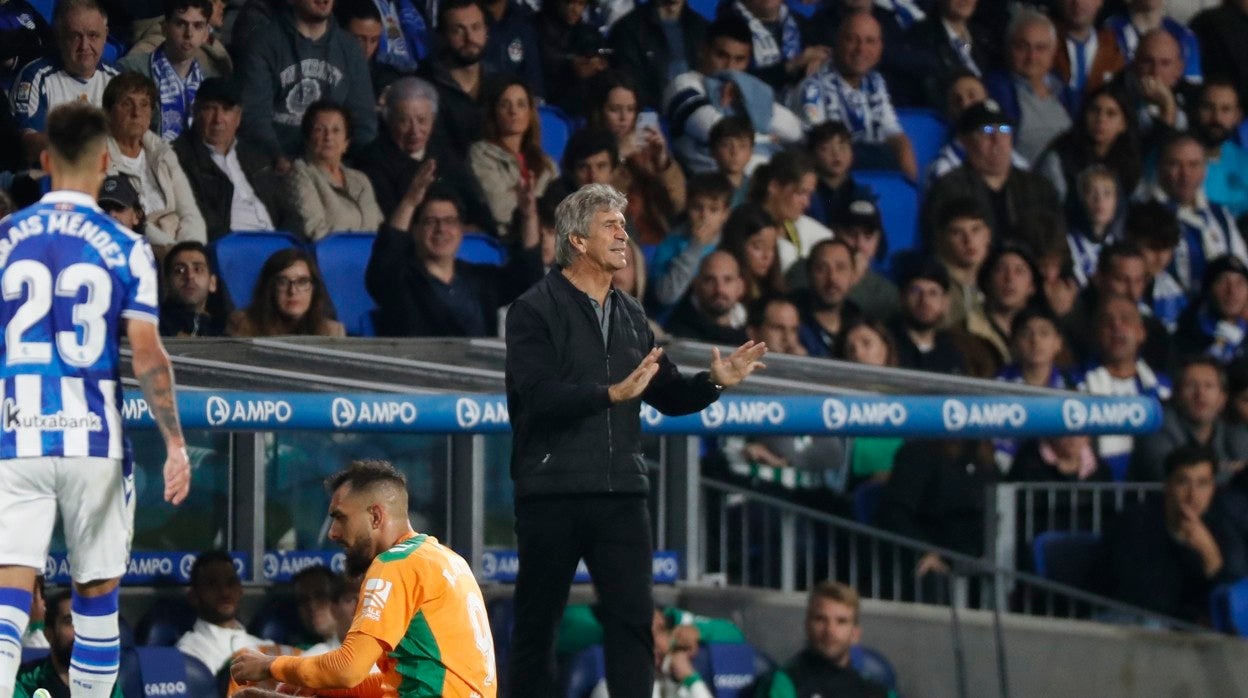 Pellegrini da instrucciones durante el Real Sociedad - Real Betis