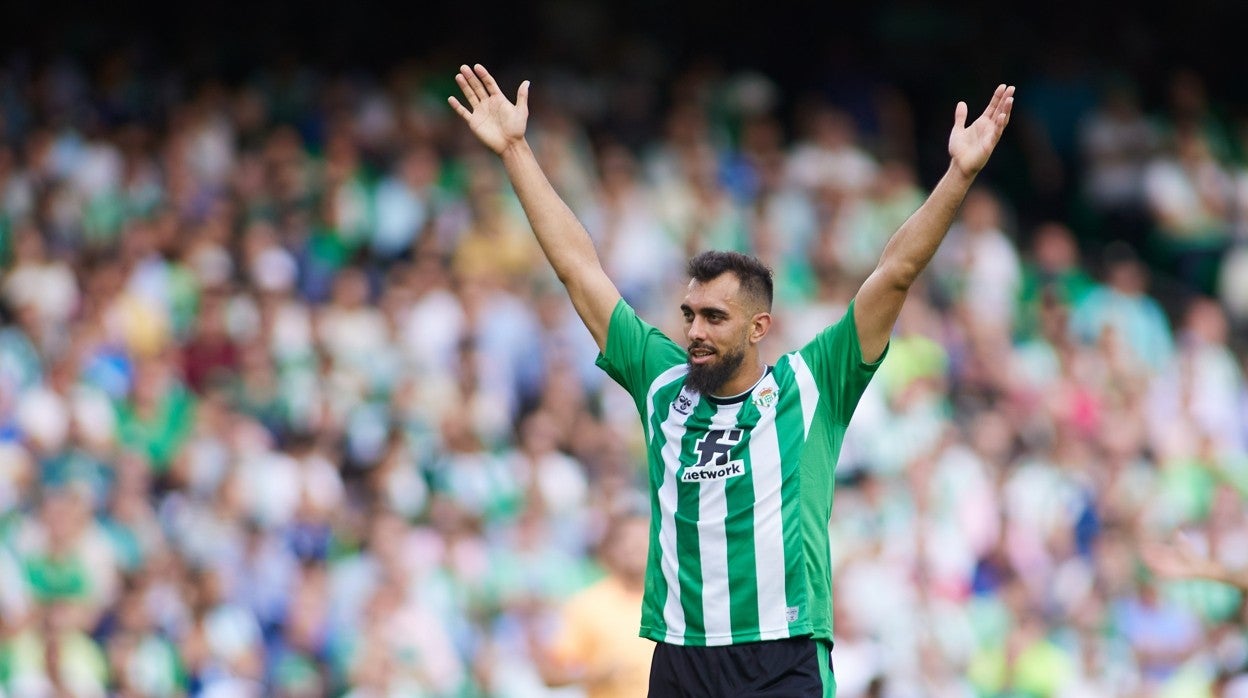Borja Iglesias levanta sus brazos en un lance del Betis - Atlético de Madrid