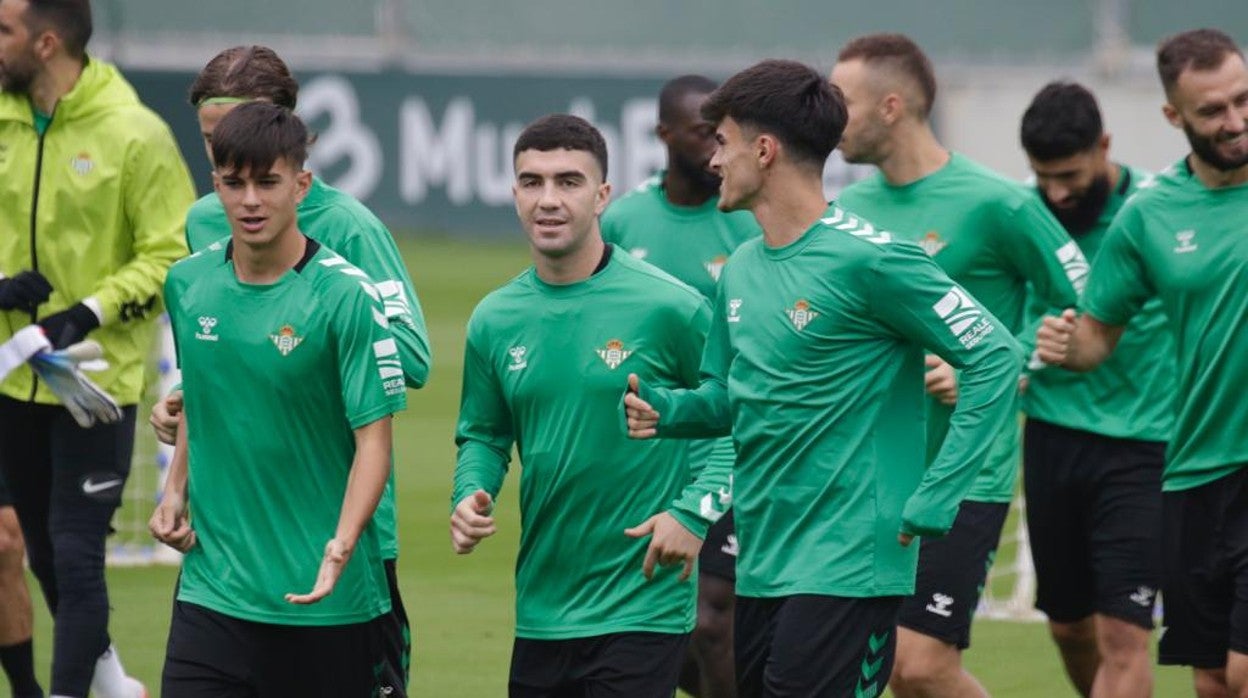 Dani Pérez, Enrique y Juan Cruz, durante el entrenamiento del Betis en la ciudad deportiva Luis del Sol