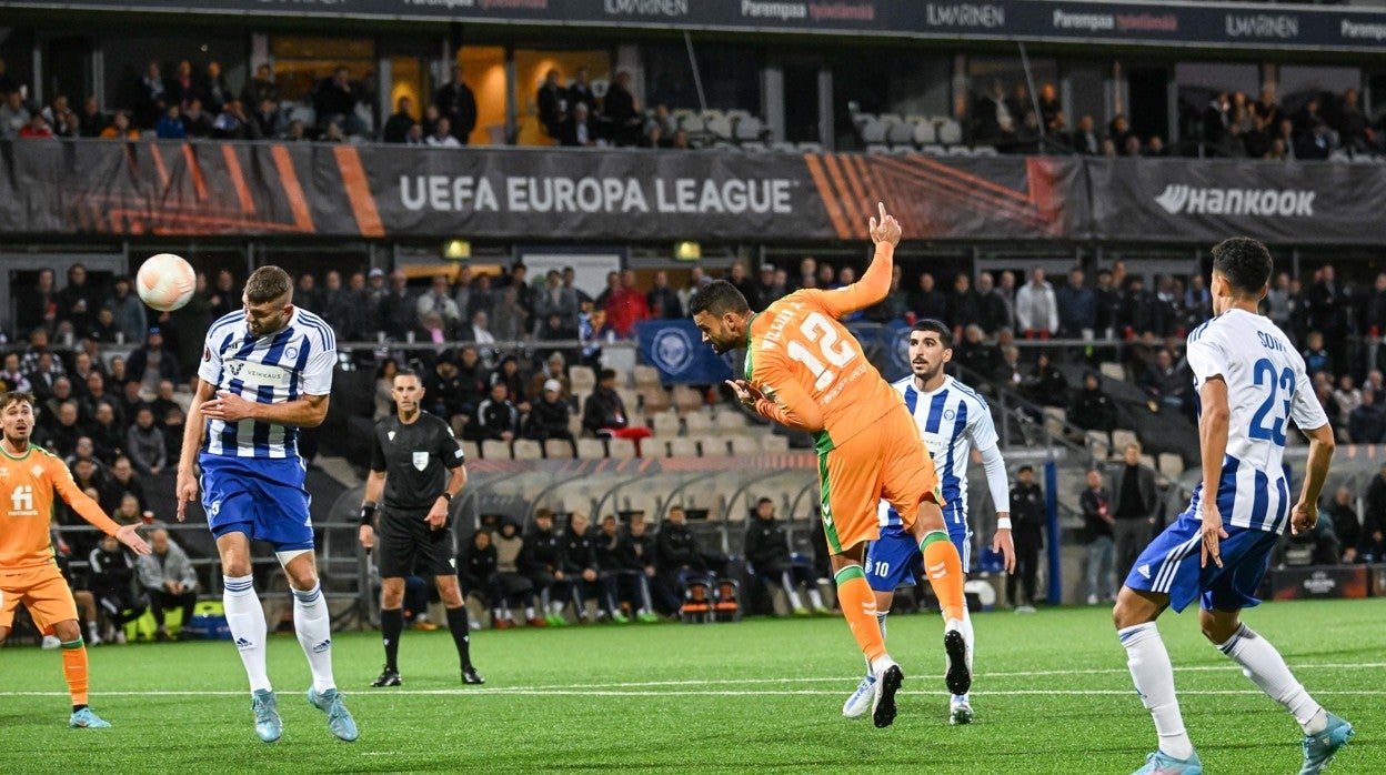 Willian José, cabeceando en el HJK Helsinki - Betis