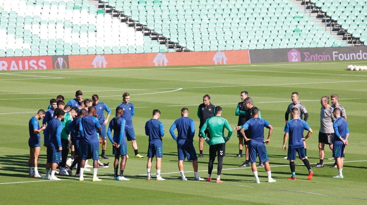 Pellegrini habla con los futbolistas en el inicio del entrenamiento de hoy