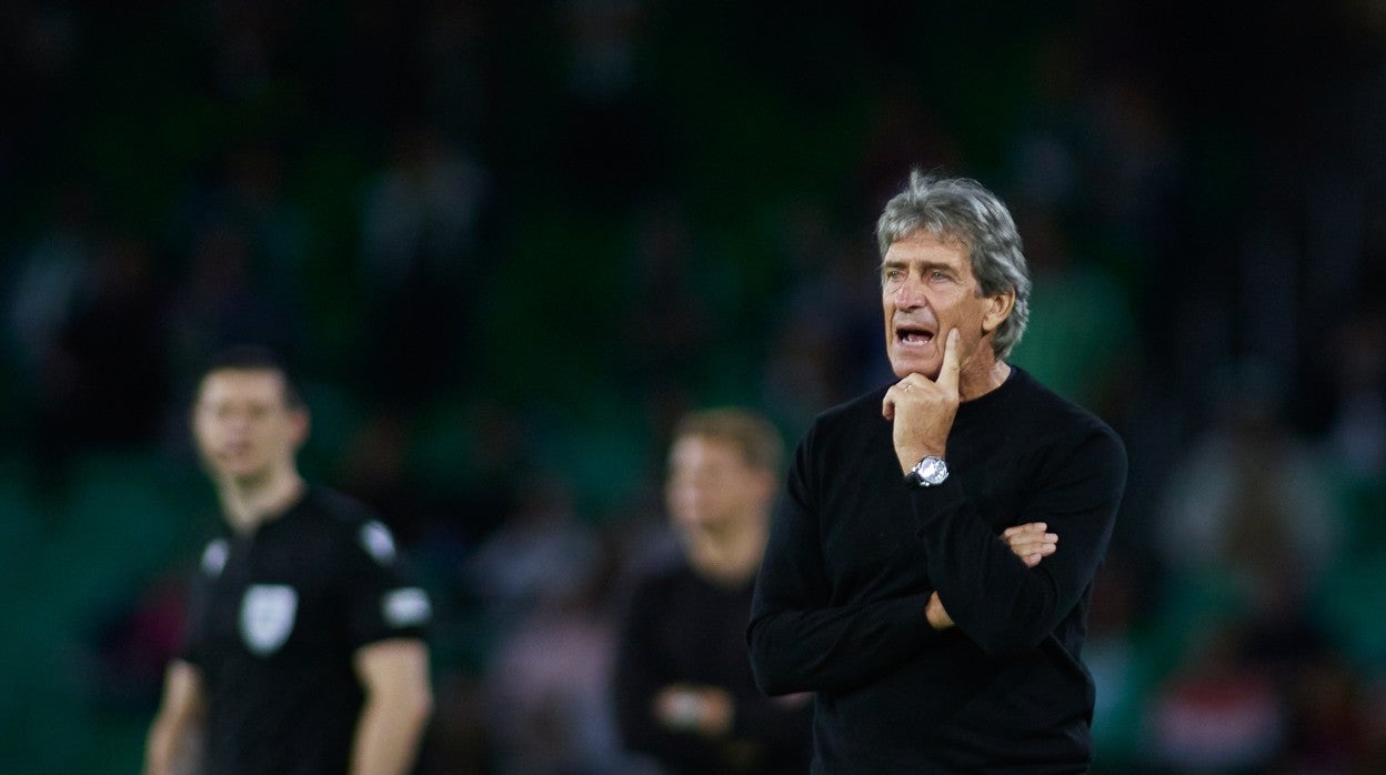 Manuel Pellegrini, dando indicaciones a sus jugadores durante el Betis - HJK Helsinki